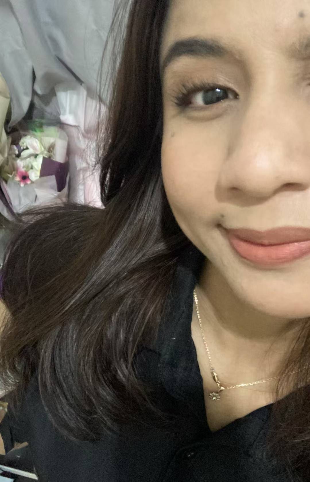 Hana Radifa memegang minuman di kafe estetik